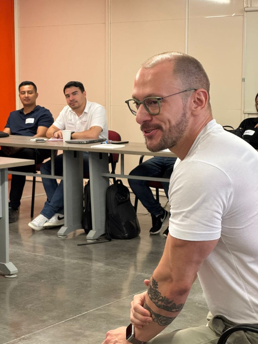 Christian sonriendo durante un taller