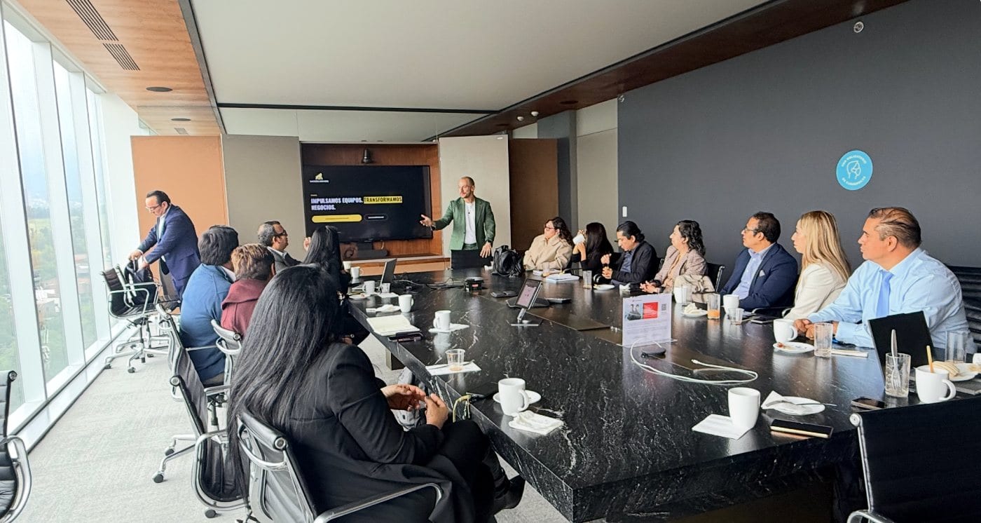 Sesión con directivos en una sala de juntas