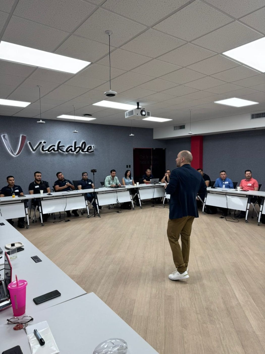 Christian frente a un grupo de líderes de Viakable