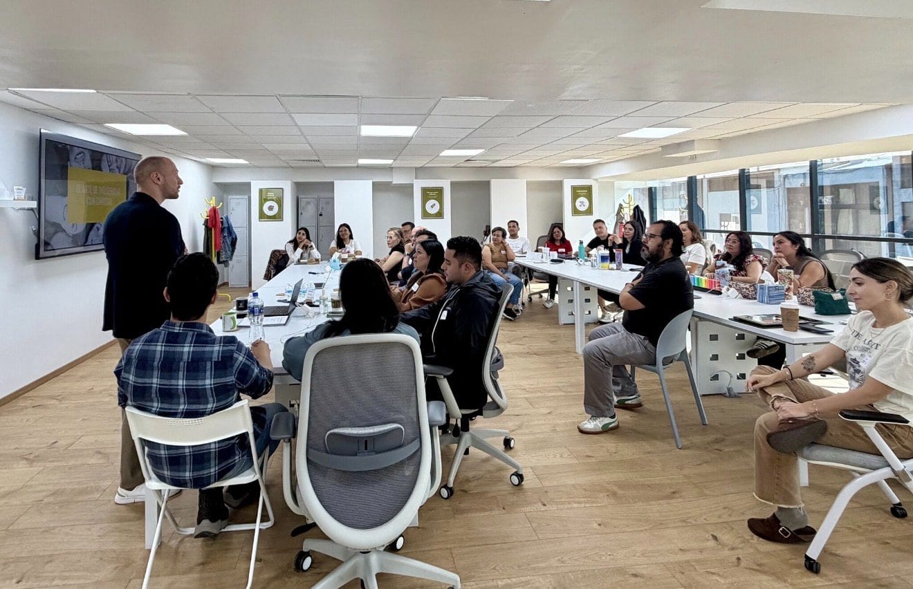 Grupo de participantes atentos en un workshop