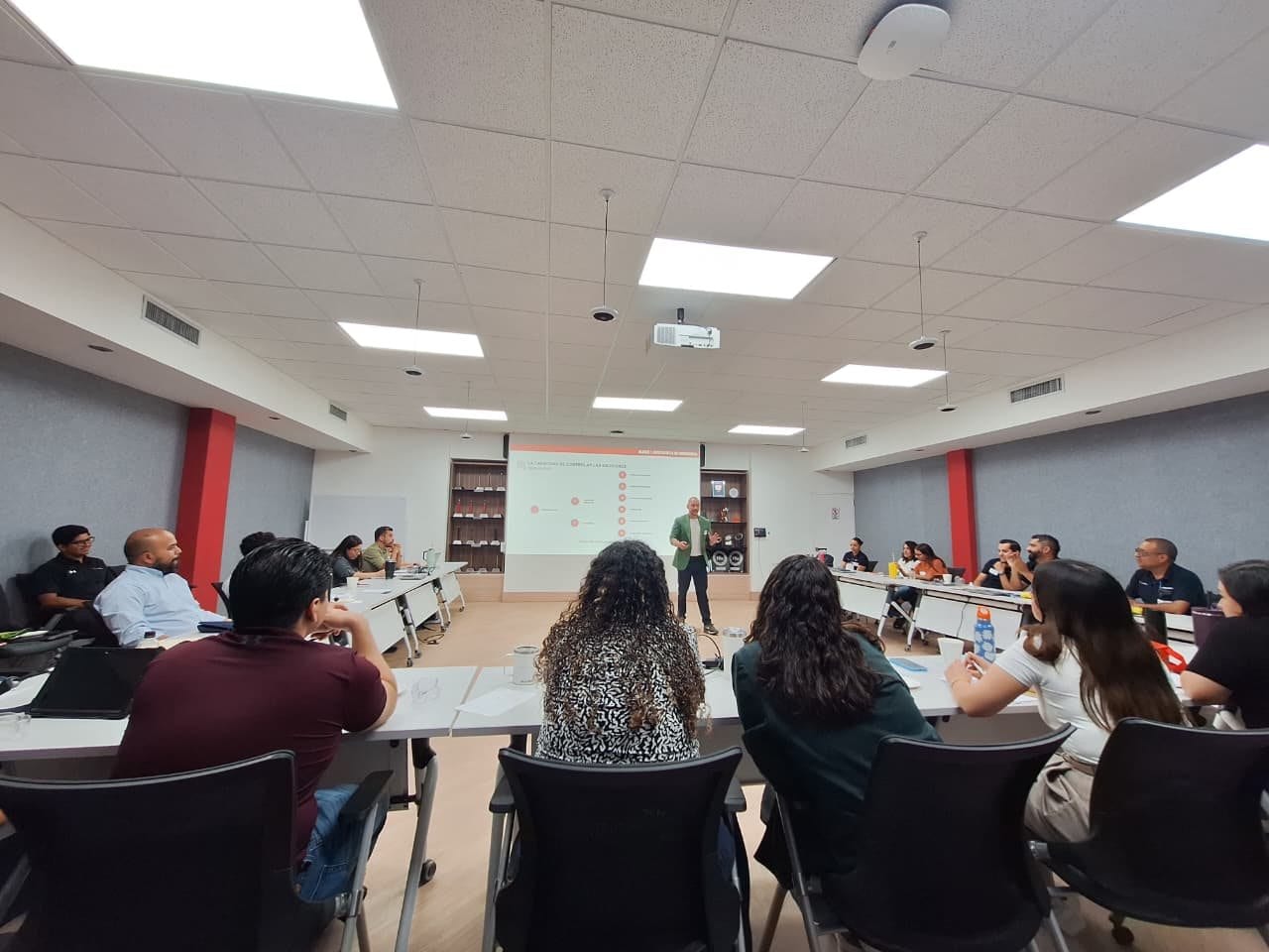 Christian presentando frente a un grupo en forma de U
