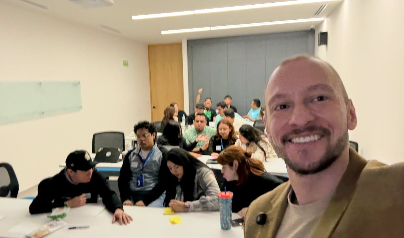 Selfie de Christian con un grupo trabajando detrás
